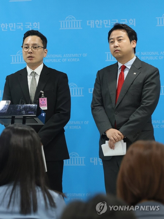 이재명 더불어민주당 대표의 배우자 법인카드 유용 의혹을 제보한 조명현씨(왼쪽)가 18일 국회 소통관에서 장예찬 국민의힘 청년 최고위원과 함께 국감 참석 방해 규탄 기자회견을 한 뒤 취재진 질문에 답하고 있다. 연합뉴스